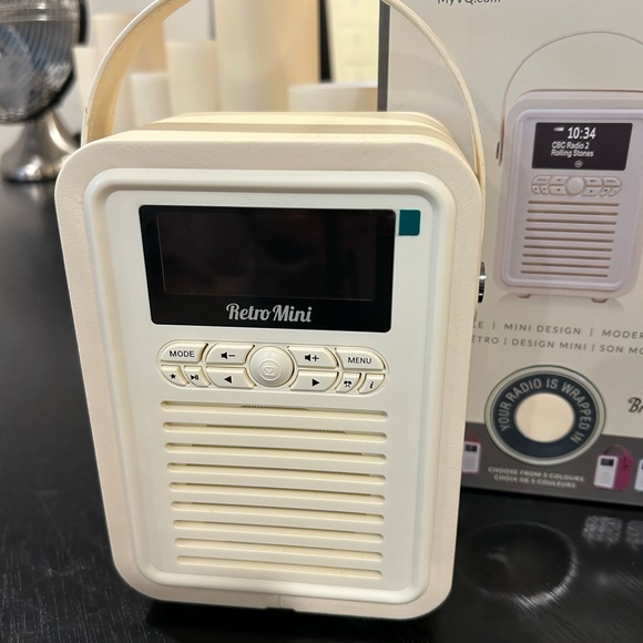 Retro Style MyVQ Retro Mini Bluetooth Speaker FM Radio Cream HTF in Box Portable - Picture 3 of 11